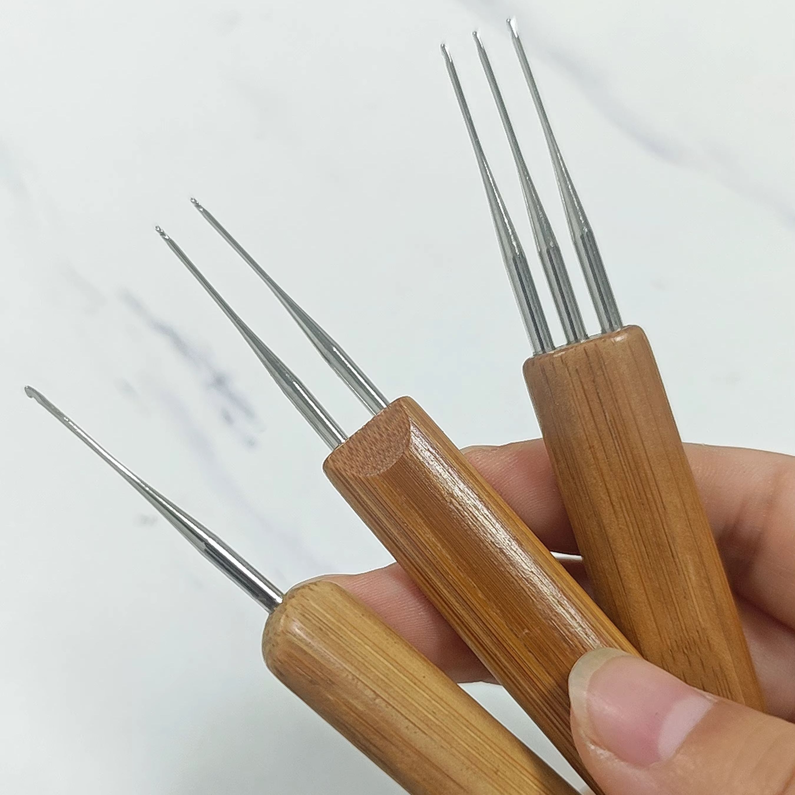 Wooden Crochet Hooks Ergonomic Handle - Crochets ergonomiques avec manche en bambou,