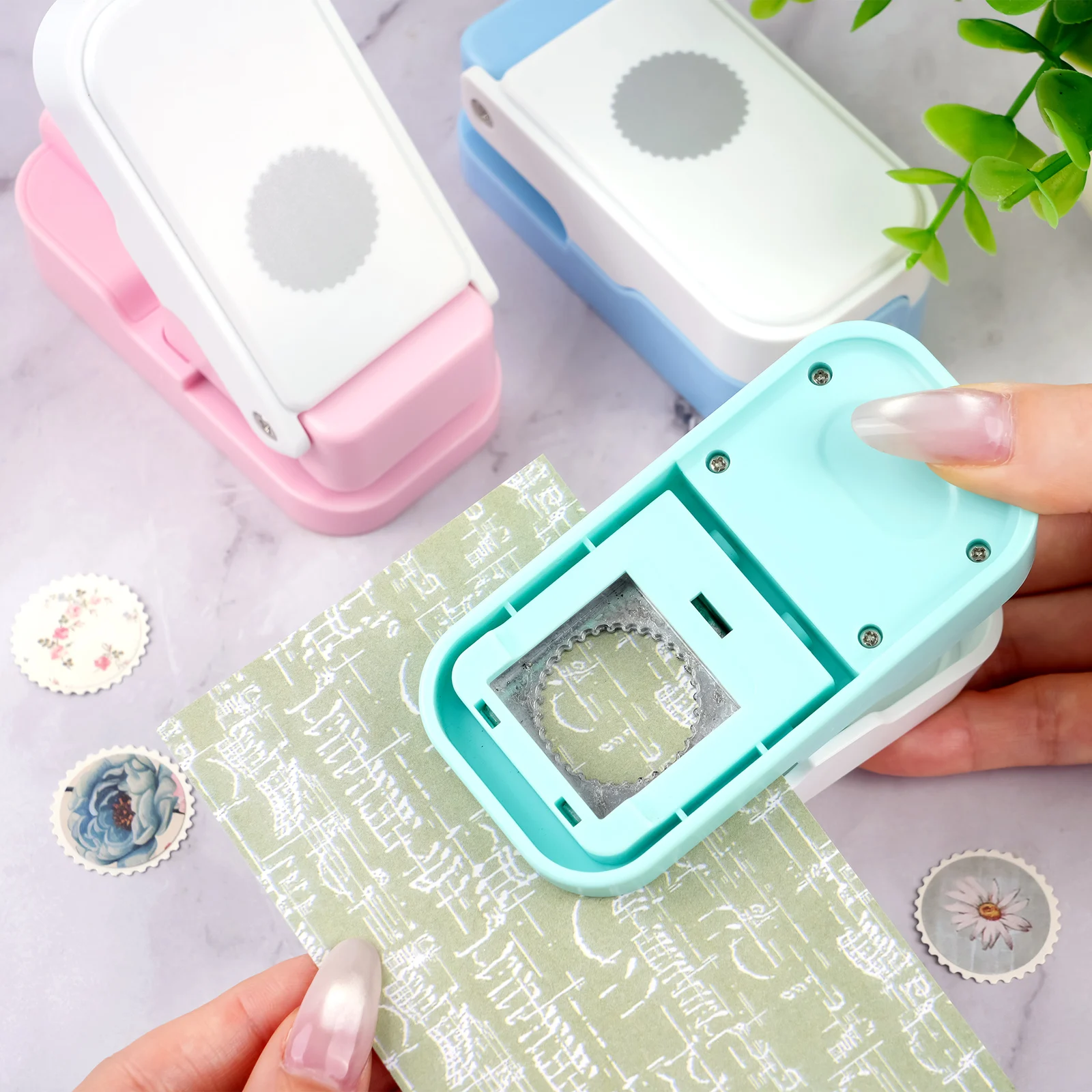 Scrapbooking - Perforatrice circulaire à motifs de timbres-poste
