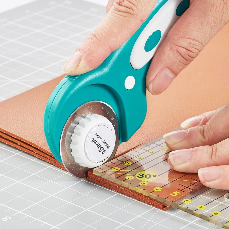 Cutter rotatif 45 mm avec poig - Rotary Cutter For Fabric 45Mm avis et prix